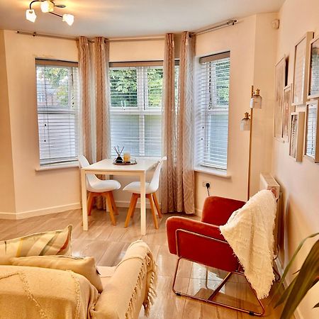 Modern 2 Bed Apartment With Free Parking And Netflix Dawley Экстерьер фото