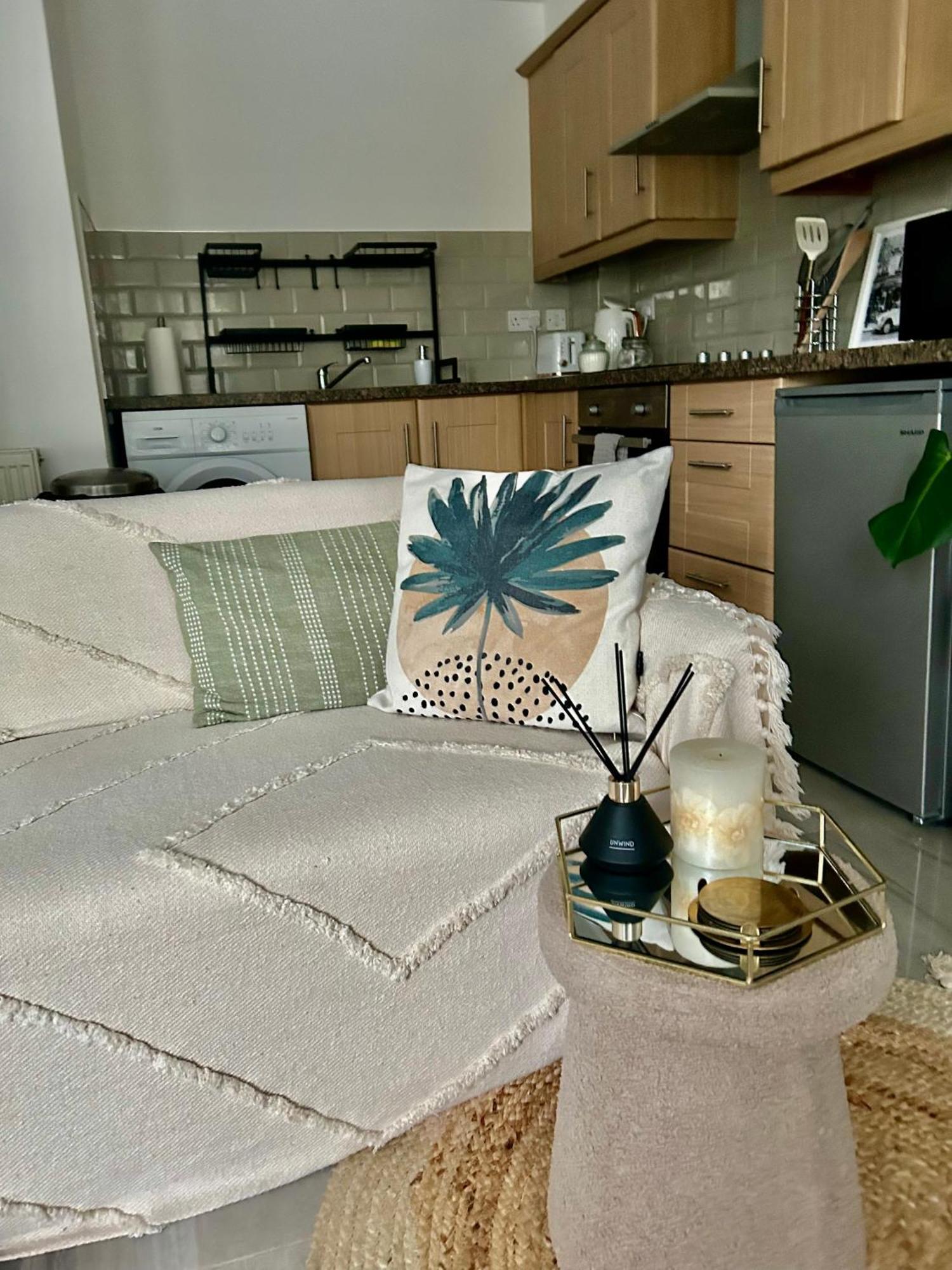 Modern 2 Bed Apartment With Free Parking And Netflix Dawley Экстерьер фото