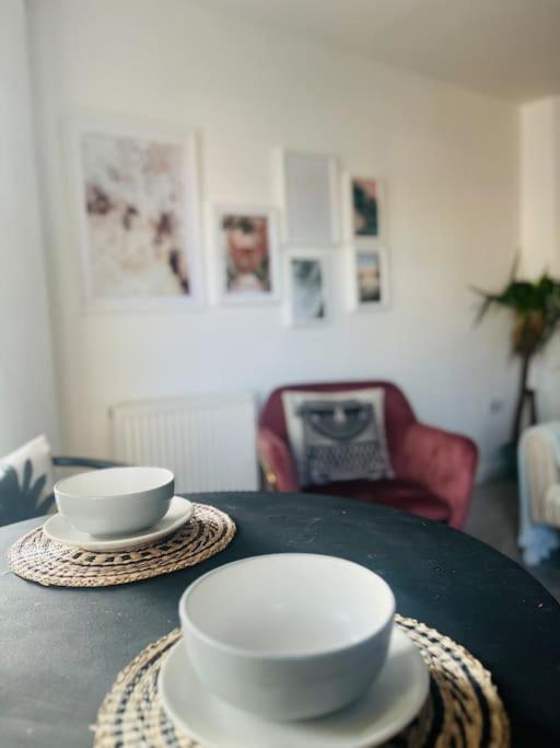 Modern 2 Bed Apartment With Free Parking And Netflix Dawley Экстерьер фото