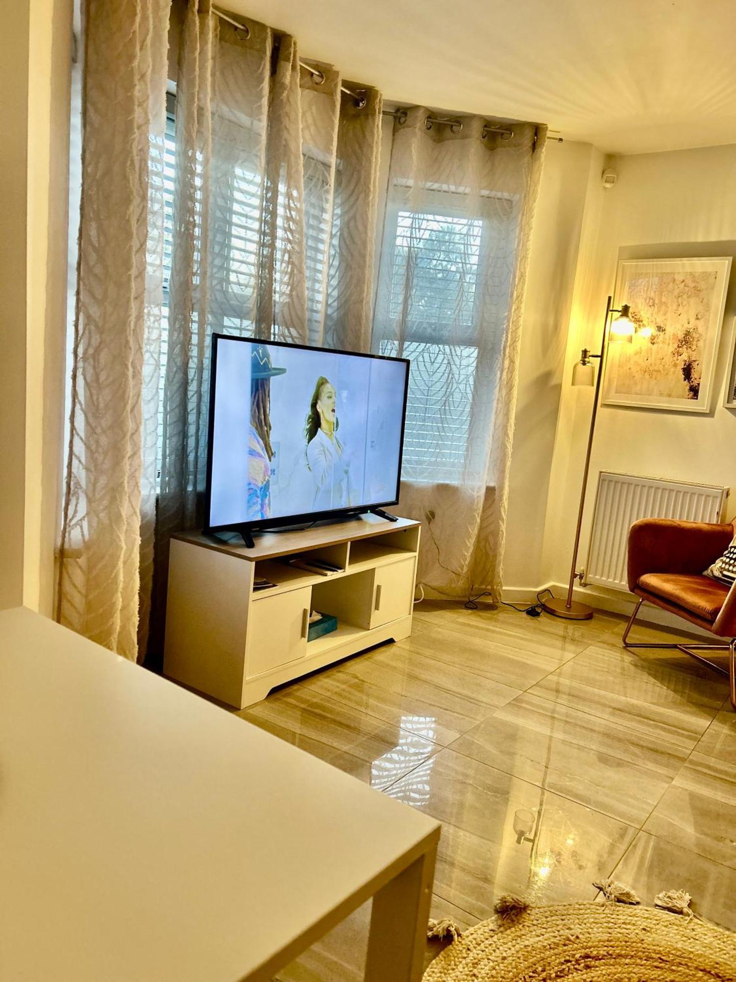 Modern 2 Bed Apartment With Free Parking And Netflix Dawley Экстерьер фото
