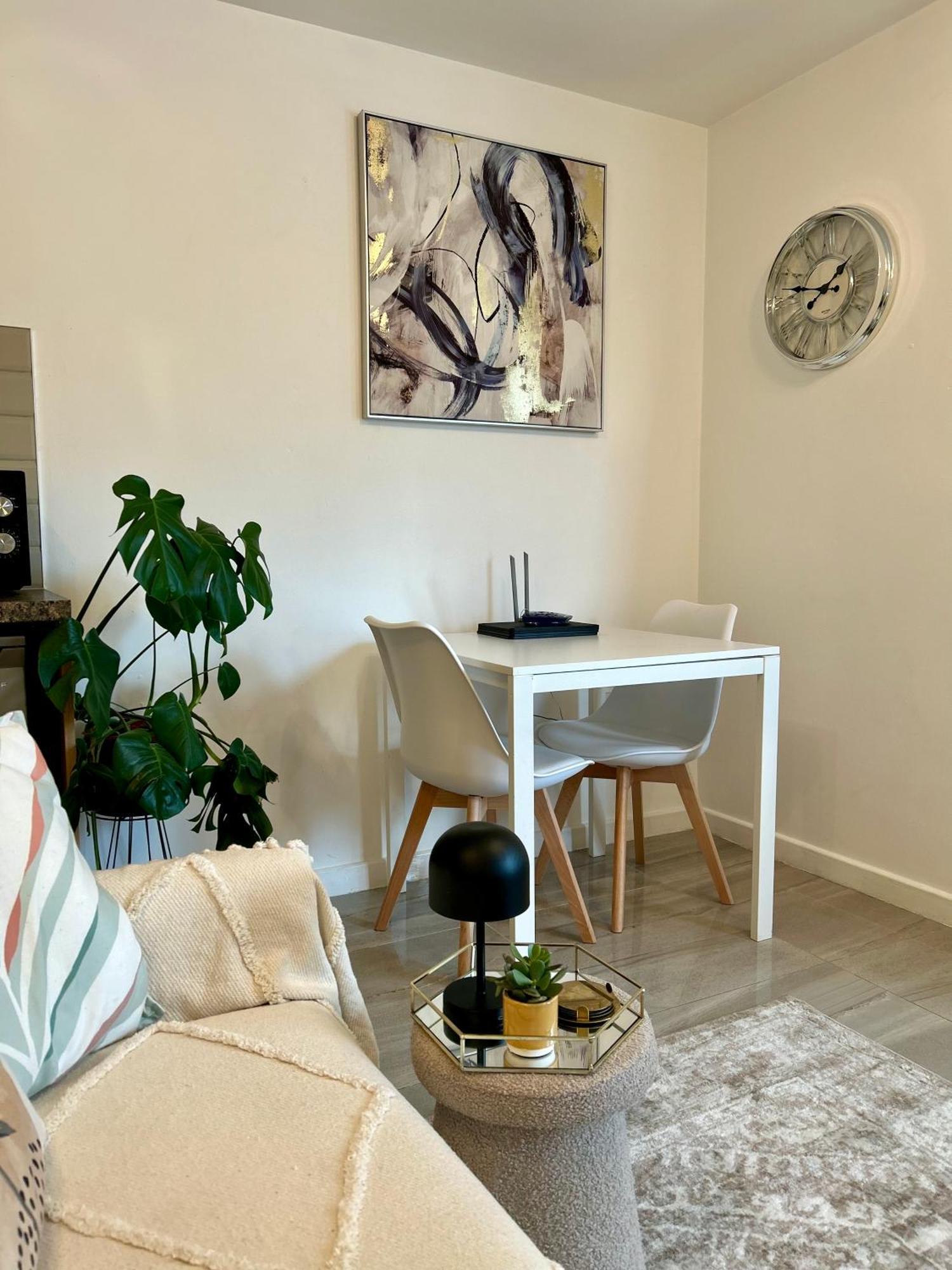 Modern 2 Bed Apartment With Free Parking And Netflix Dawley Экстерьер фото