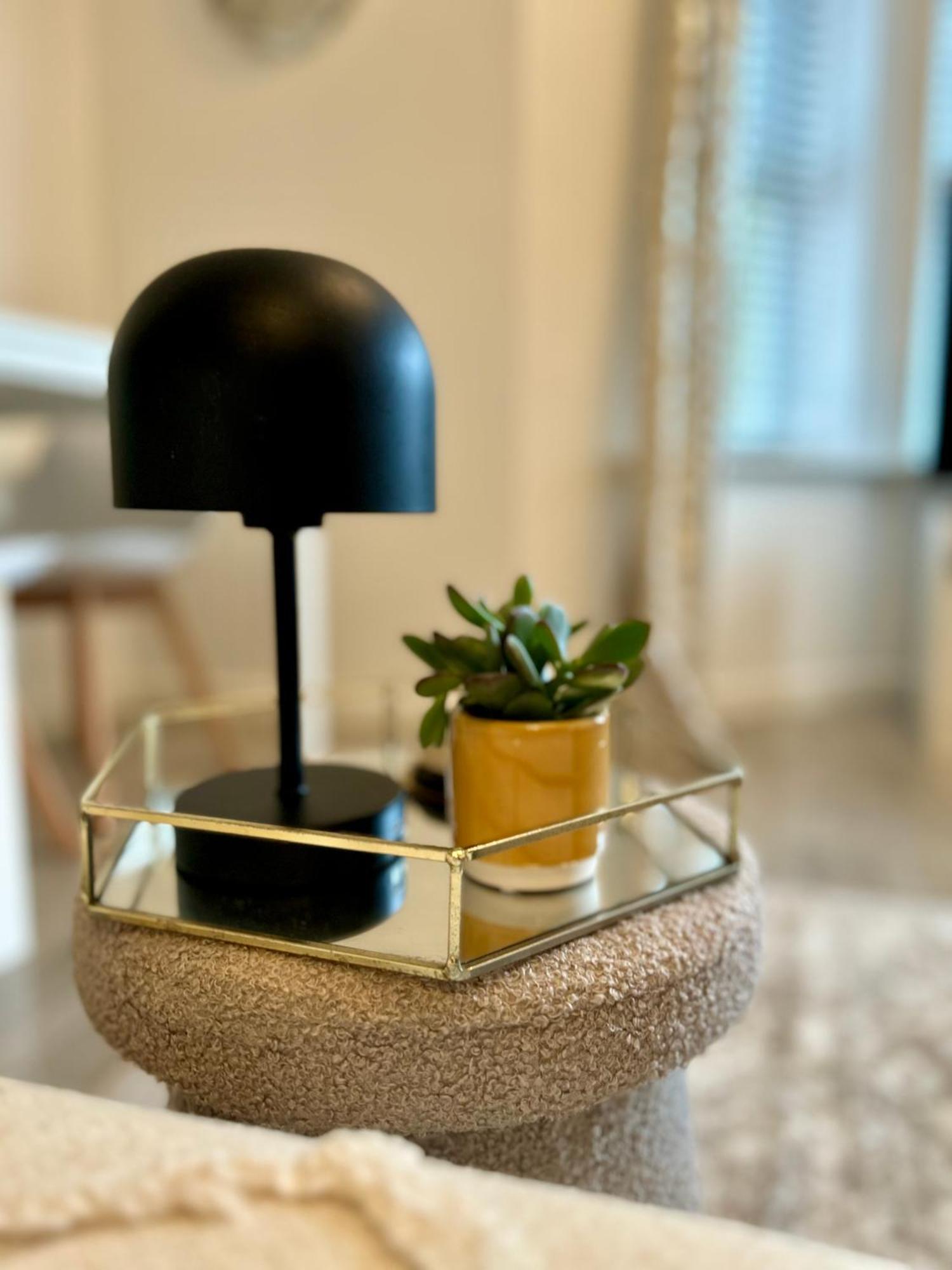 Modern 2 Bed Apartment With Free Parking And Netflix Dawley Экстерьер фото