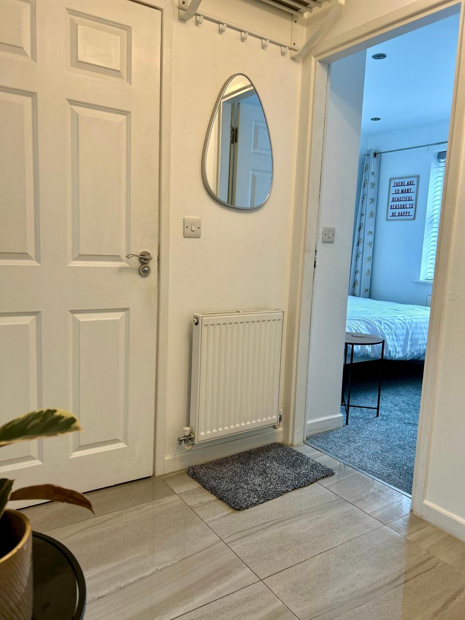 Modern 2 Bed Apartment With Free Parking And Netflix Dawley Экстерьер фото