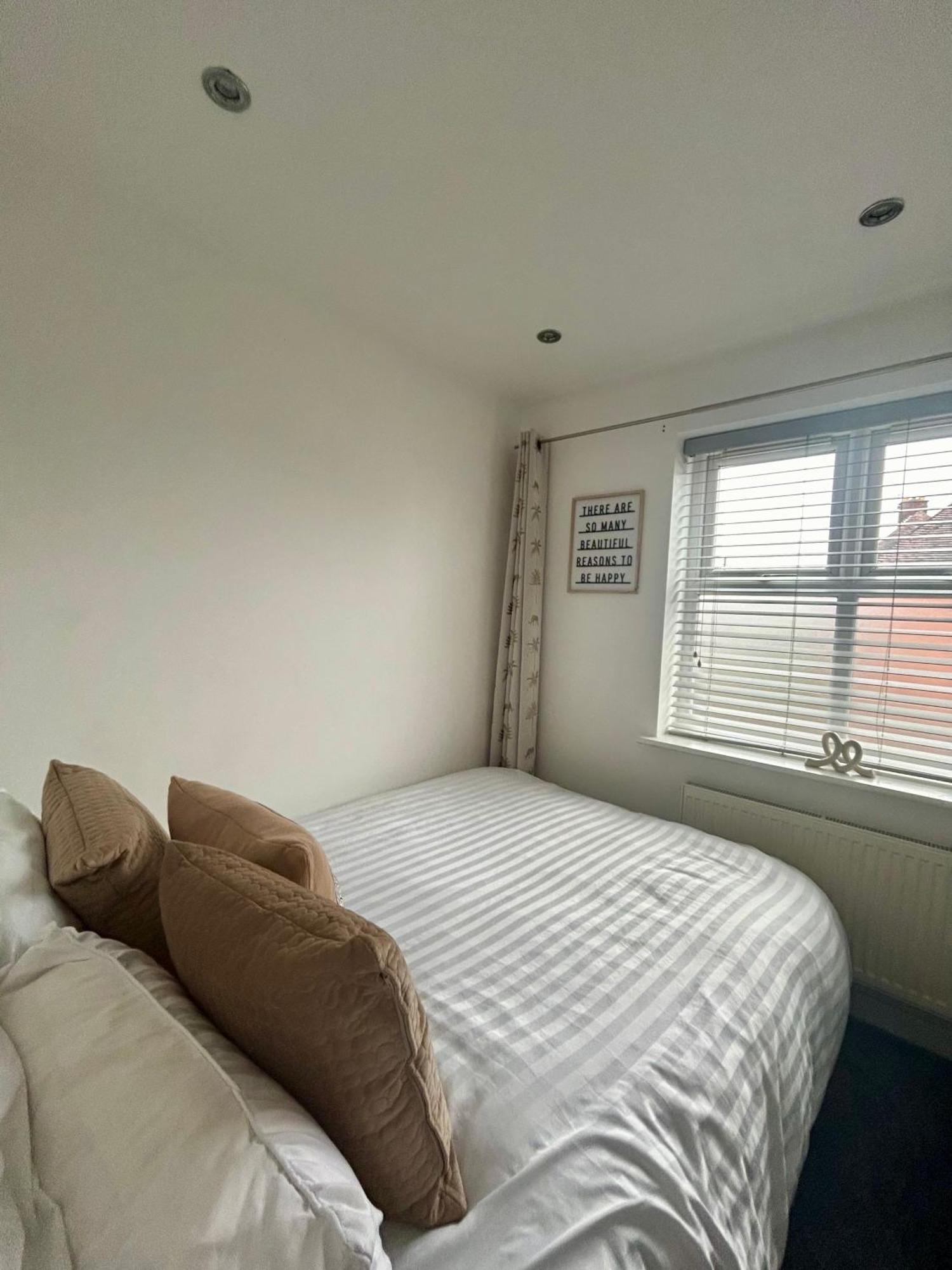 Modern 2 Bed Apartment With Free Parking And Netflix Dawley Экстерьер фото
