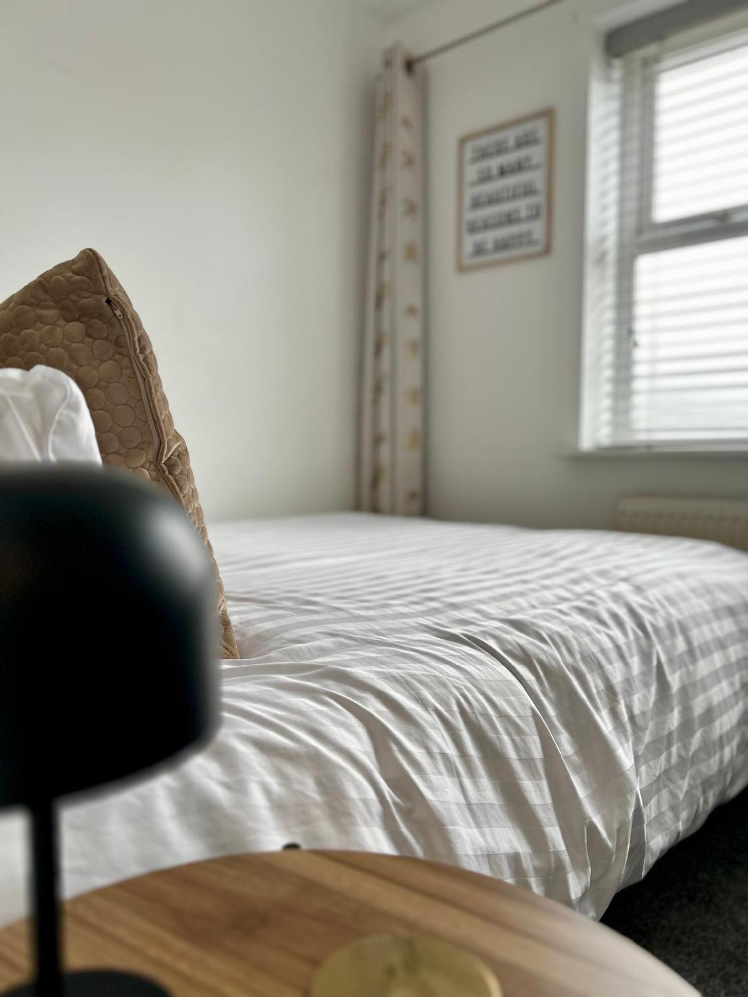 Modern 2 Bed Apartment With Free Parking And Netflix Dawley Экстерьер фото