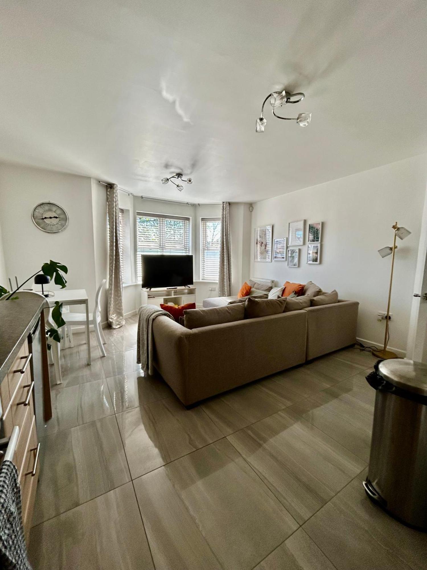 Modern 2 Bed Apartment With Free Parking And Netflix Dawley Экстерьер фото