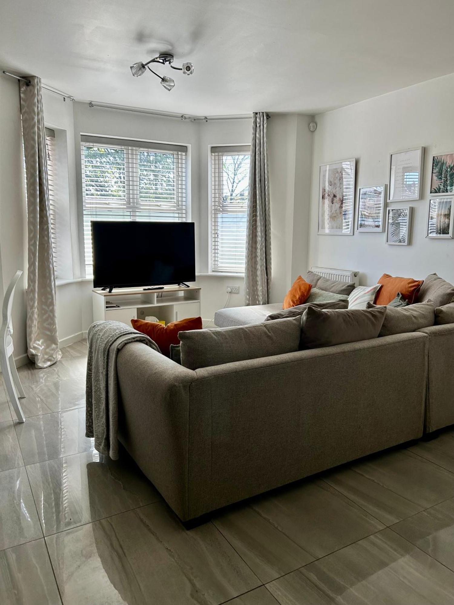 Modern 2 Bed Apartment With Free Parking And Netflix Dawley Экстерьер фото